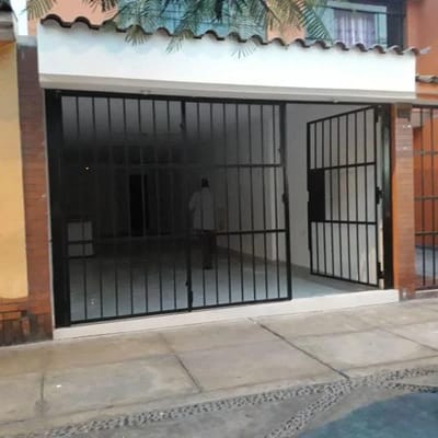 Alquilo Amplio Local en Calle Bayovar Sur Cdra  Surco