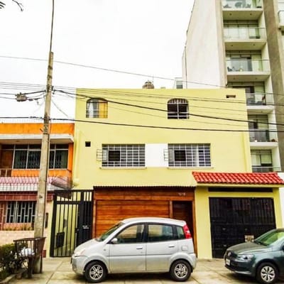 Se Vende Do Piso Con  Minidepartamentos A Dos Cuadras De Plaza La Bandera