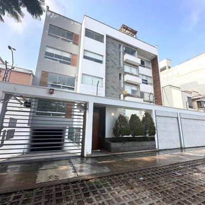 SE VENDE DEPARTAMENTO EN PRIMER PISO EN SANTIAGO DE SURCO CON ESTACIONAMIENTO