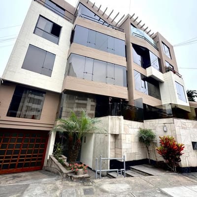 VENDO HERMOSO DUPLEX EN MAGDALENA LIMITE CON SAN ISIDRO FRENTE A LIMA CRICKET