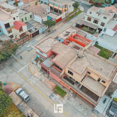 Terreno frente al parque con parametros para  pisos
