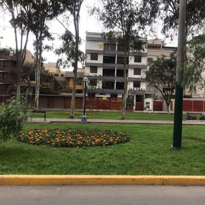FRENTE A PARQUE AMPLIO Y CERCA A COLEGIO