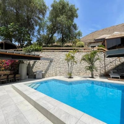 BELLISIMA RESIDENCIA EN LA MOLINA FRENTE A PARQUE PRIVADO