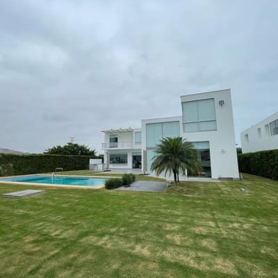 VENTA CASA PLAYA  PISOS AMOBLADA Y EQUIPADA AREA  m  MIL DOLARES