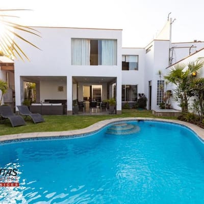 LINDA CASA INDEPENDIENTE C PARQUE TECHO DOBLE ALTURA EN VENTA EN MOLINA VIEJA