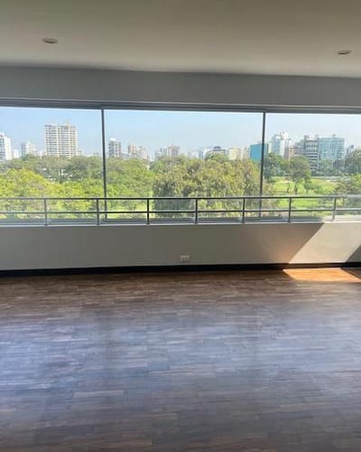 vendo amplio departamento de  m con vista al golf y  salida a parque