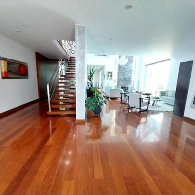 VENTA DE MODERNA CASA EN LA PLANICIE   DORMITORIOS
