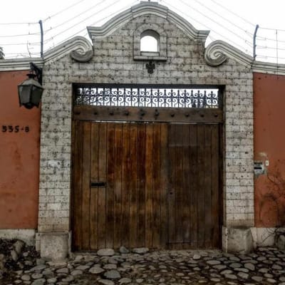 Vendo Casa para remodelar a precio de Terreno en Av Circunvalacion Golf Los Incas
