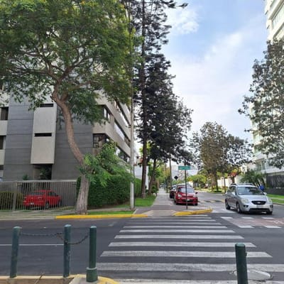 Departamento en San Isidro rodeado de seguridad por bancos y locales comerciales