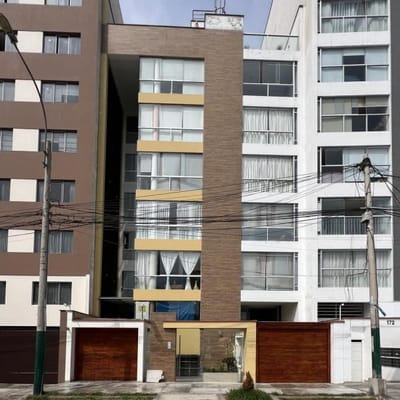 Departamento en Primer Piso frente a Parque