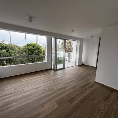 Departamento en to Piso frente a Parque