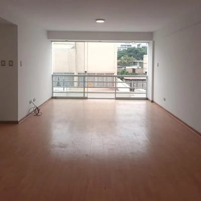 Alquilo hermoso departamento de  m en Urb La Castellana