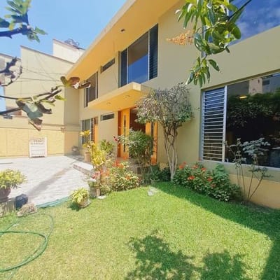Vendo Hermosa Casa en Aurora Miraflores Calle Alejandro Deustua  m