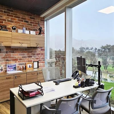 L Oficina amoblada en Surco con vista al Club Golf Los Incas