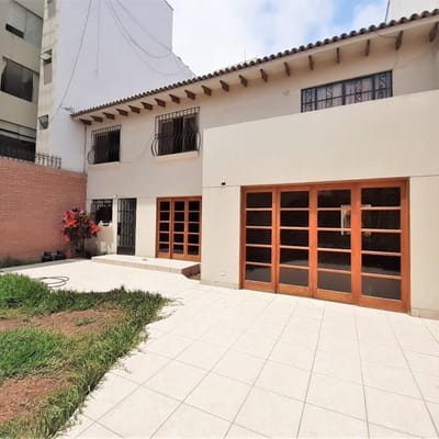 CASA CONSERVADA A MEDIA CUADRA DE PARQUE  EXCELENTE UBICACIN
