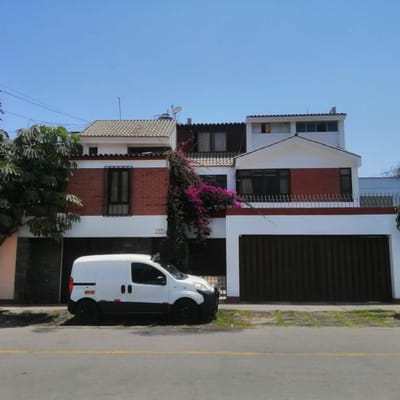 EXCEPCIONAL CASA DE  PISOS CON VISTA AL PARQUE