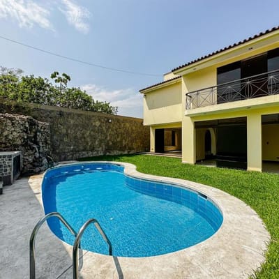 Venta de casa con piscina en El Sol de la Molina