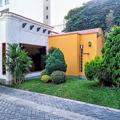CASA CON PISCINA EN VENTA  SAN ISIDRO