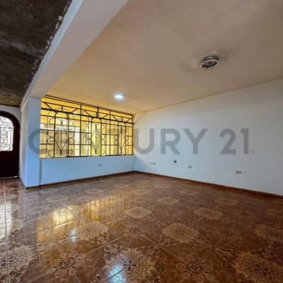VENTA DE PRIMER PISO  HABITACIONES URBANIZACIN SANTA LUZMILA COMAS