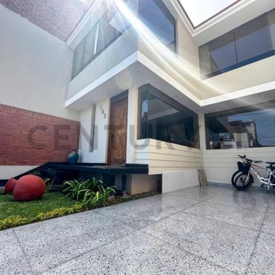 VENTA DE CASA FRENTE A PARQUE EN SAN MIGUEL