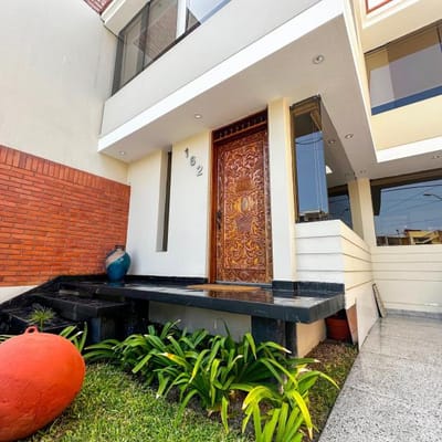 VENTA DE CASA FRENTE A PARQUE EN SAN MIGUEL