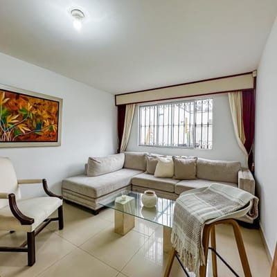 VENDO CASA DE  PISOS ESTILO CHALET  CEDROS DE VILLA  CHORRILLOS