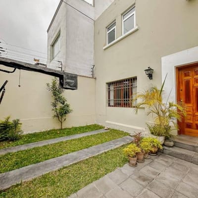 VENTA HERMOSA CASA URB SAN ANTONIO  MIRAFLORES