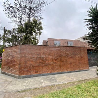 SE VENDE CASA TERRENO FRENTE AL JOCKEY PLAZA EN SURCO