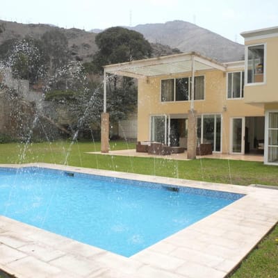 Casa en venta con Piscina rea  m   Dorm    Baos  EstacTerraza