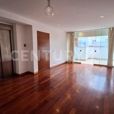 Venta departamento de  dormitorios en Surco