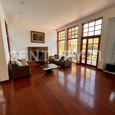 VENTA DE LINDA CASA  LAS PRADERAS  LA MOLINA    m