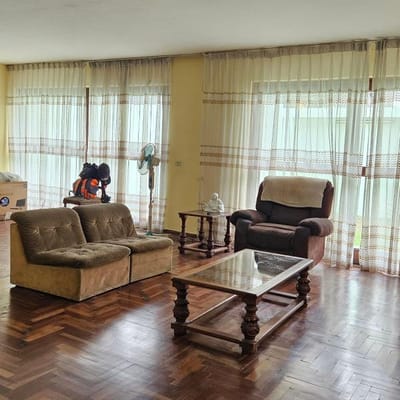 CASA COMO TERRENO EN ESQUINA