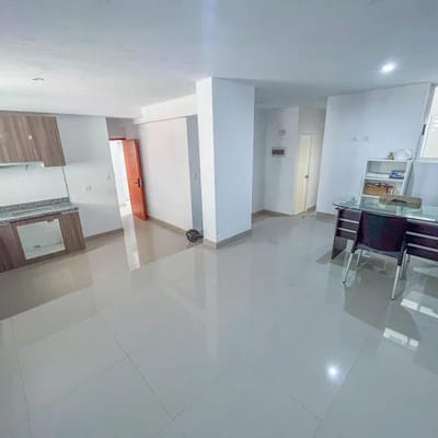 Departamento de  habitaciones y m en primer piso  Surquillo