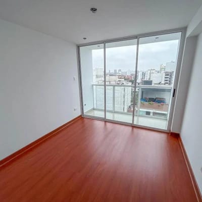 Departamento de  habitaciones y terraza de m en  Venta en Surquillo