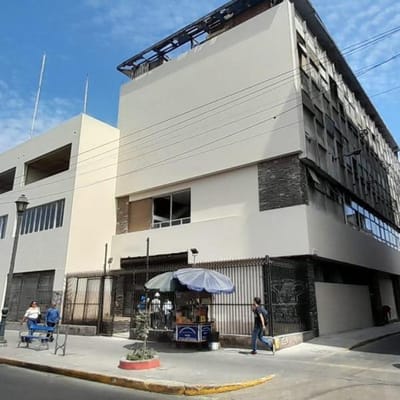 Edificio de oficinas en la Av Alfonso Ugarte frente Colegio Guadalupe
