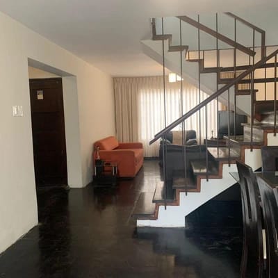 AMPLIA Y LUMINOSA CASA EN VENTA FRENTE A PARQUE