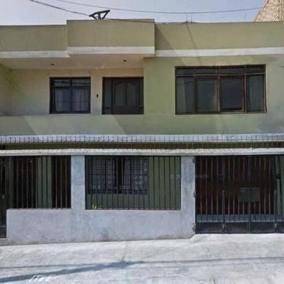 INDEPENDENCIA  SE VENDE ESPACIOSA CASA FRENTE A PARQUE