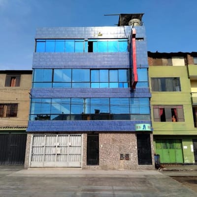 SAN JUAN DE LURIGANCHO SE VENDE EDIFICIO  PISOS LISTO PARA NEGOCIO HOSTAL
