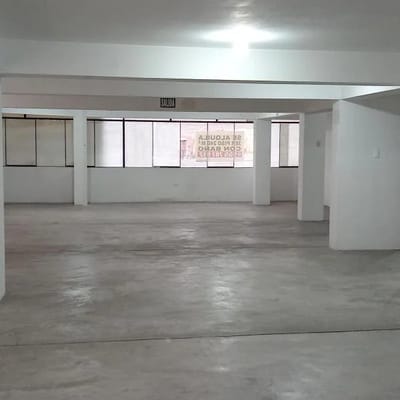 ALQUILER DE LOCAL DE M EN PISO  EN ZONA COMERCIAL  COMAS