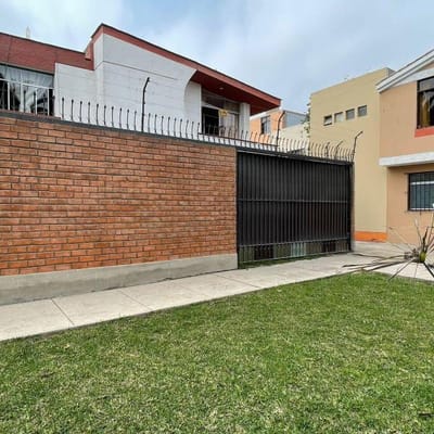 VENDO CASA CON JARDIN INTERNO EN LA CAPULLANA  SURCO
