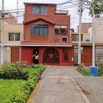 VENDO HERMOSA CASA FRENTE AL PARQUE PROCION