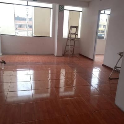 Se alquila local en do piso en plena Avenida Faucett