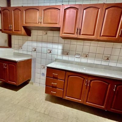 VENDO EL PRIMER PISO DE UNA CASA FRENTE AL PARQUE POR  LA CASTELLANA  SURCO