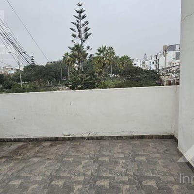 Venta de casa frente a parque SURCO