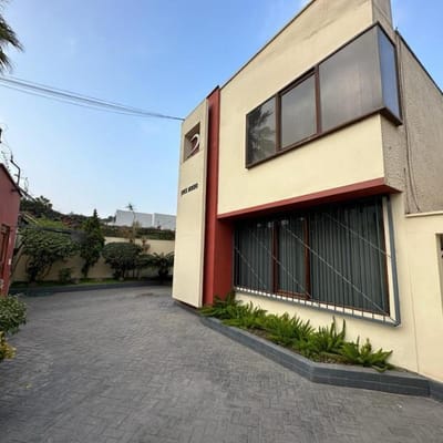 VENTA DE  CLINICA CON EXCELENTE UBICACION   SURCO