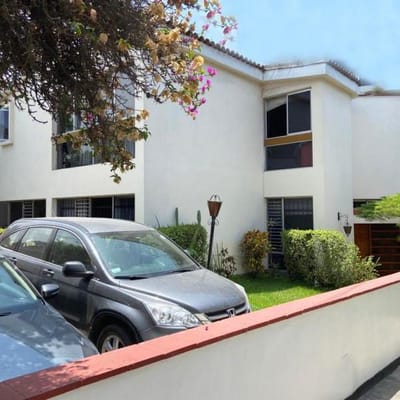 Casa como terreno  Frente al Jockey Plaza