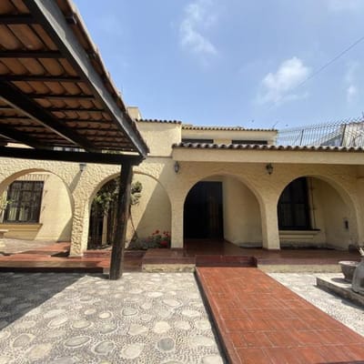 SE VENDE CASA EN SAN BORJA  CERCA AL CC LA RAMBLA