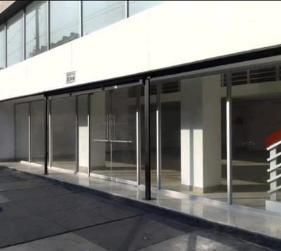 ESPECTACULAR LOCAL  m  LISTO PARA ENTREGA  ZONA DE ALTO TRANSITO  CENTRO DE LIMA