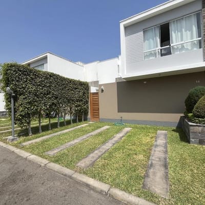 Venta Linda Casa en Condominio con Techos Doble Altura Jardines Piscina Terraza