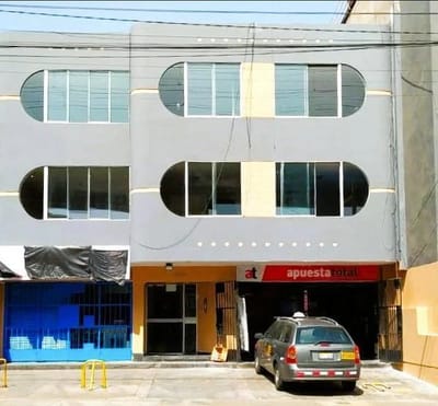 Local ComercialOficina en venta a unos pasos de la AvAyacucho y frente a la estacin de tren